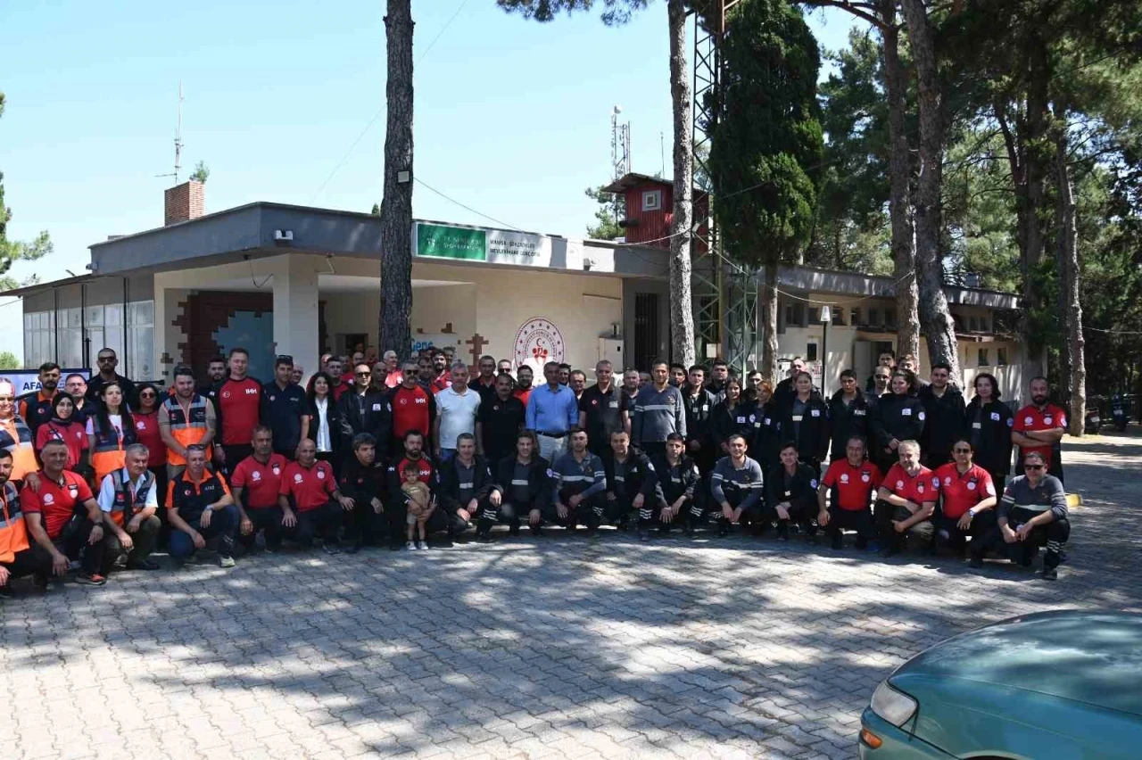 Manisa&rsquo;da afet kahramanlarına akreditasyon arması takıldı
