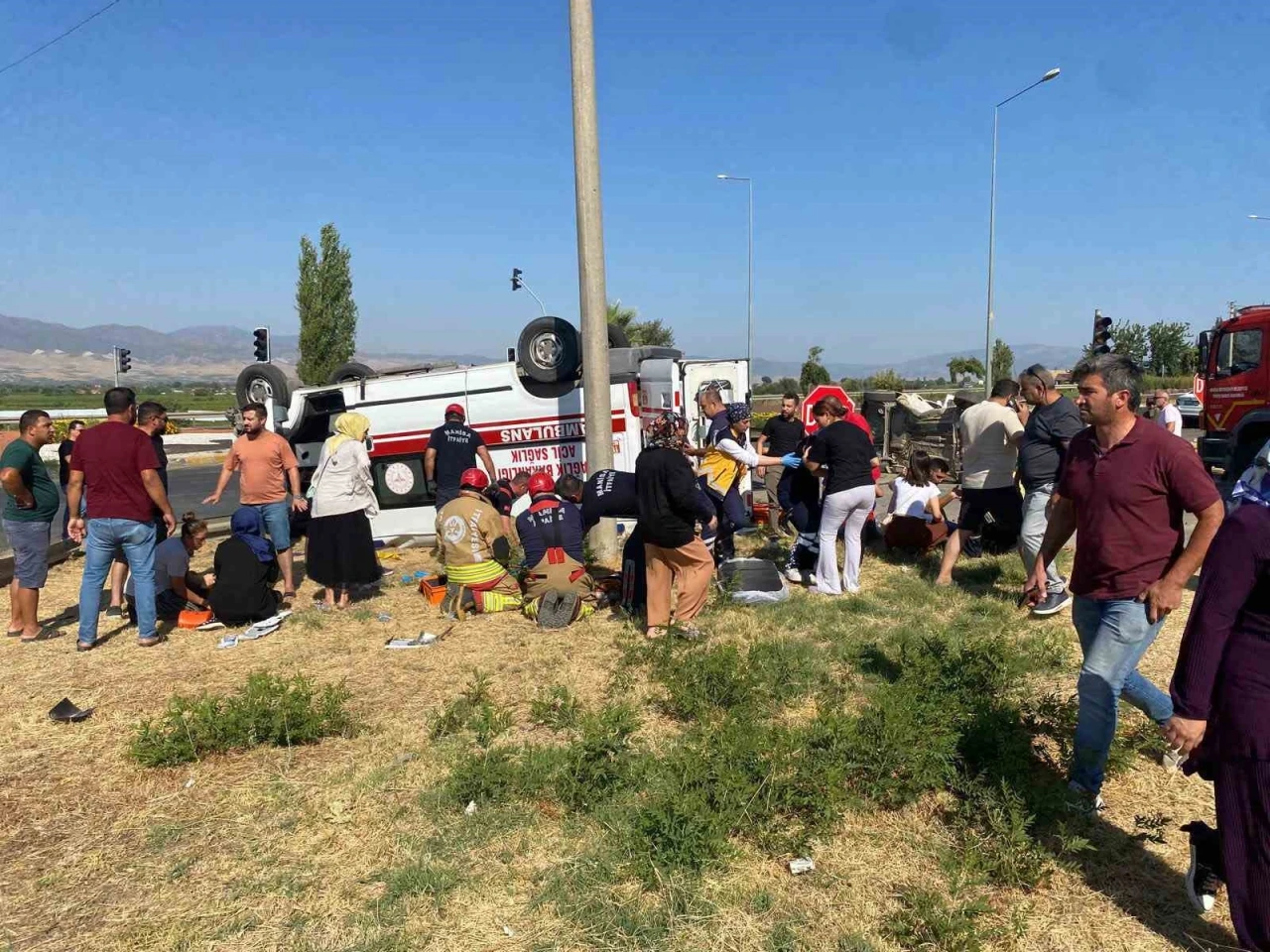 Manisa’da ambulans otomobille çarpıştı: 2’si ağır 7 yaralı
