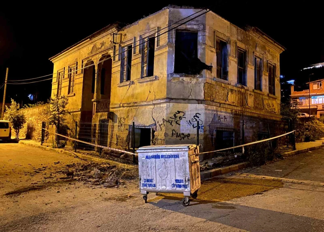 Manisa&rsquo;da &ccedil;atısı ve duvarları &ccedil;&ouml;ken tarihi bina kokuttu
