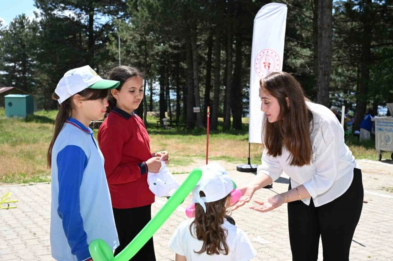 Manisa&rsquo;da &ccedil;ocukların u&ccedil;urtma şenliği neşesi
