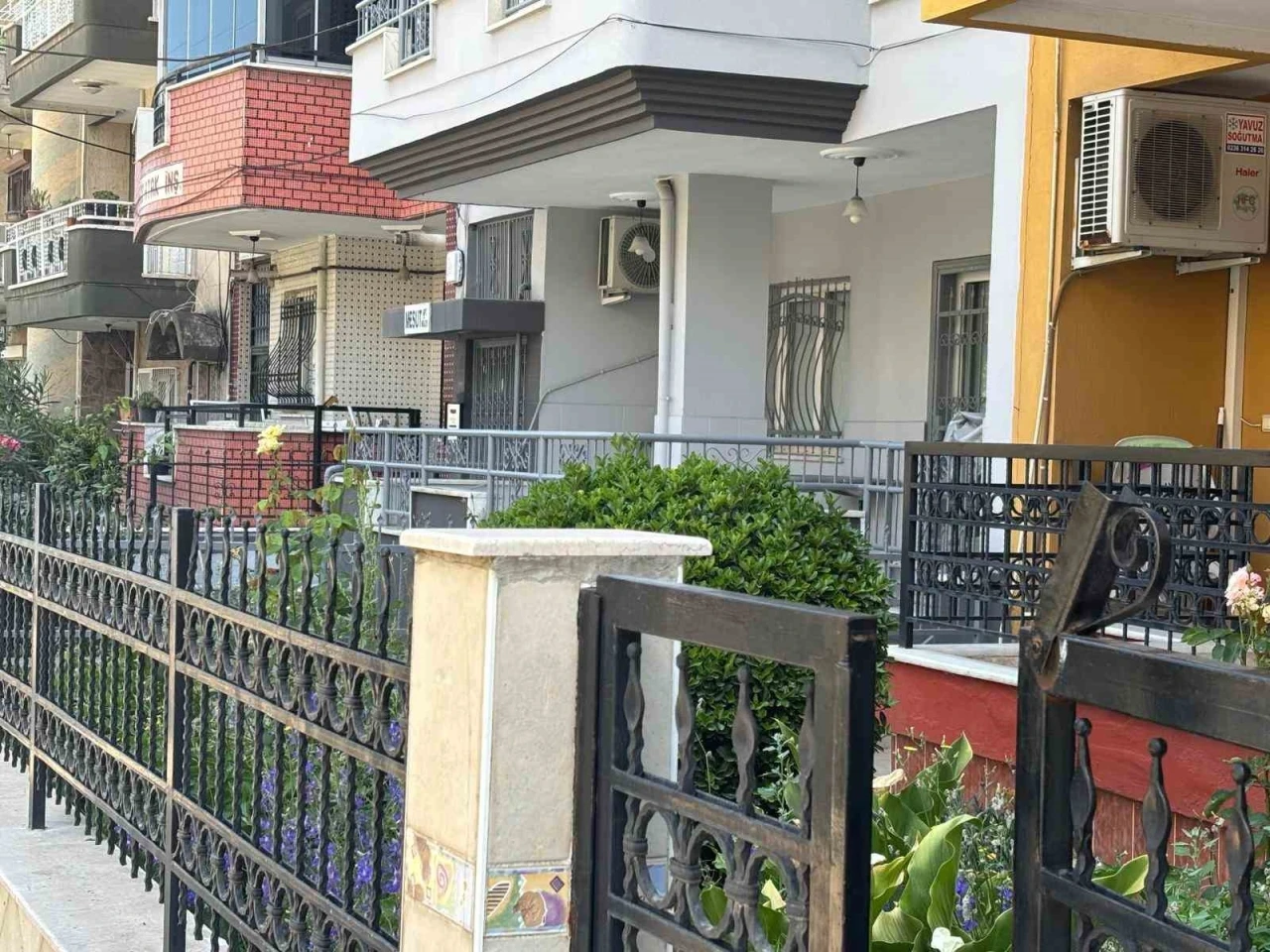 Manisa&rsquo;da eşini &ouml;ld&uuml;ren adam, annesini kurtarmaya &ccedil;alışan kızını da darbetti
