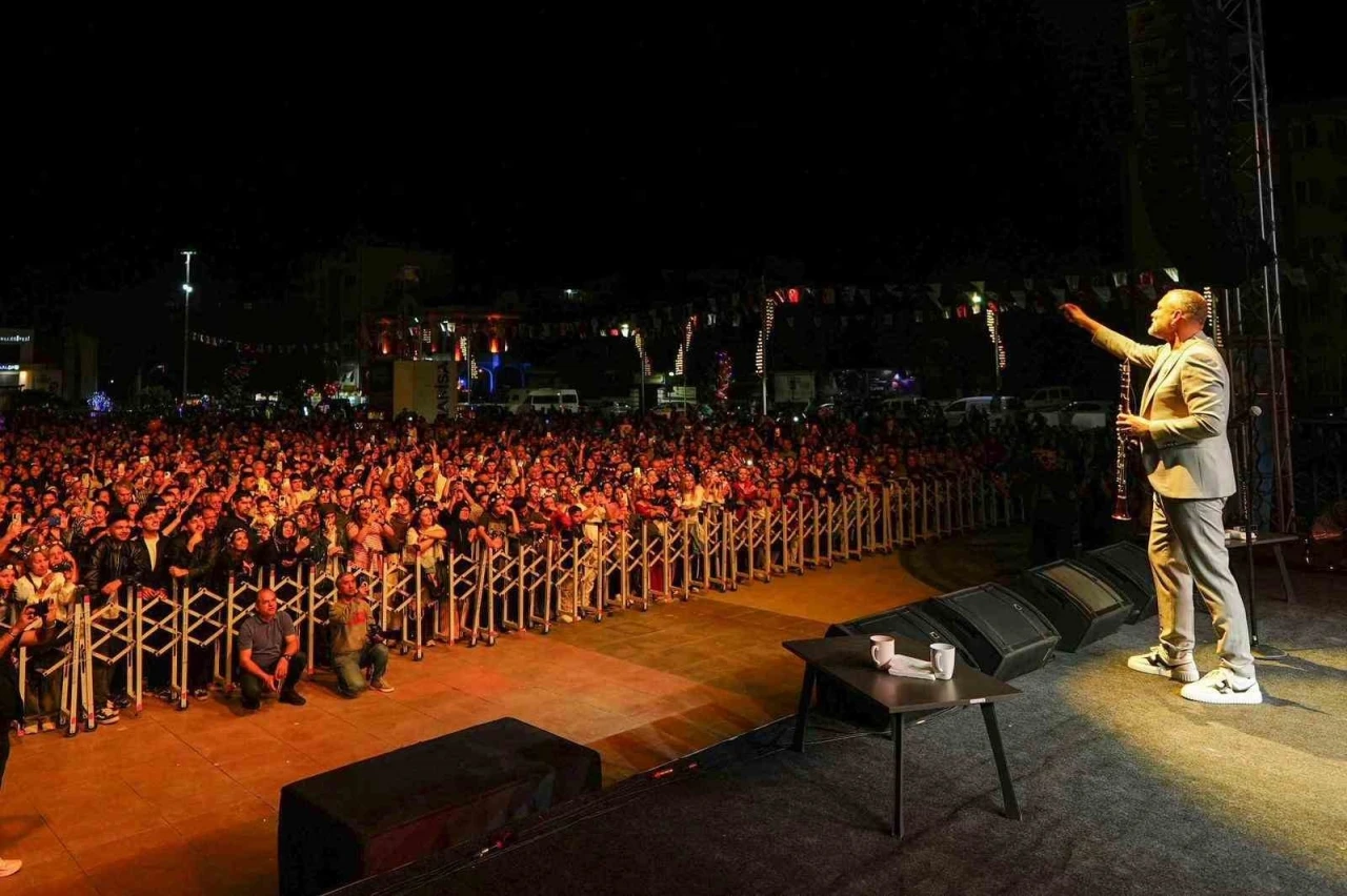 Manisa&rsquo;da hıdırellez coşkusu H&uuml;sn&uuml; Şenlendirici konseriyle zirveye ulaştı
