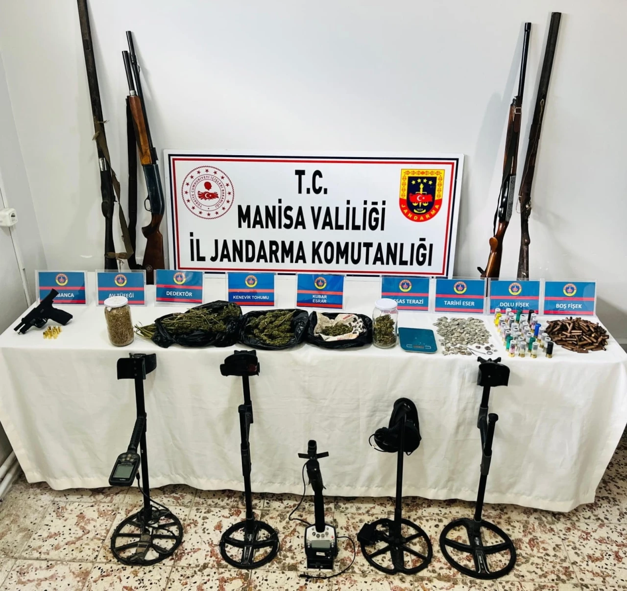 Manisa’da jandarmadan şok baskın: Uyuşturucu, silah ve tarihi eser ele geçirildi
