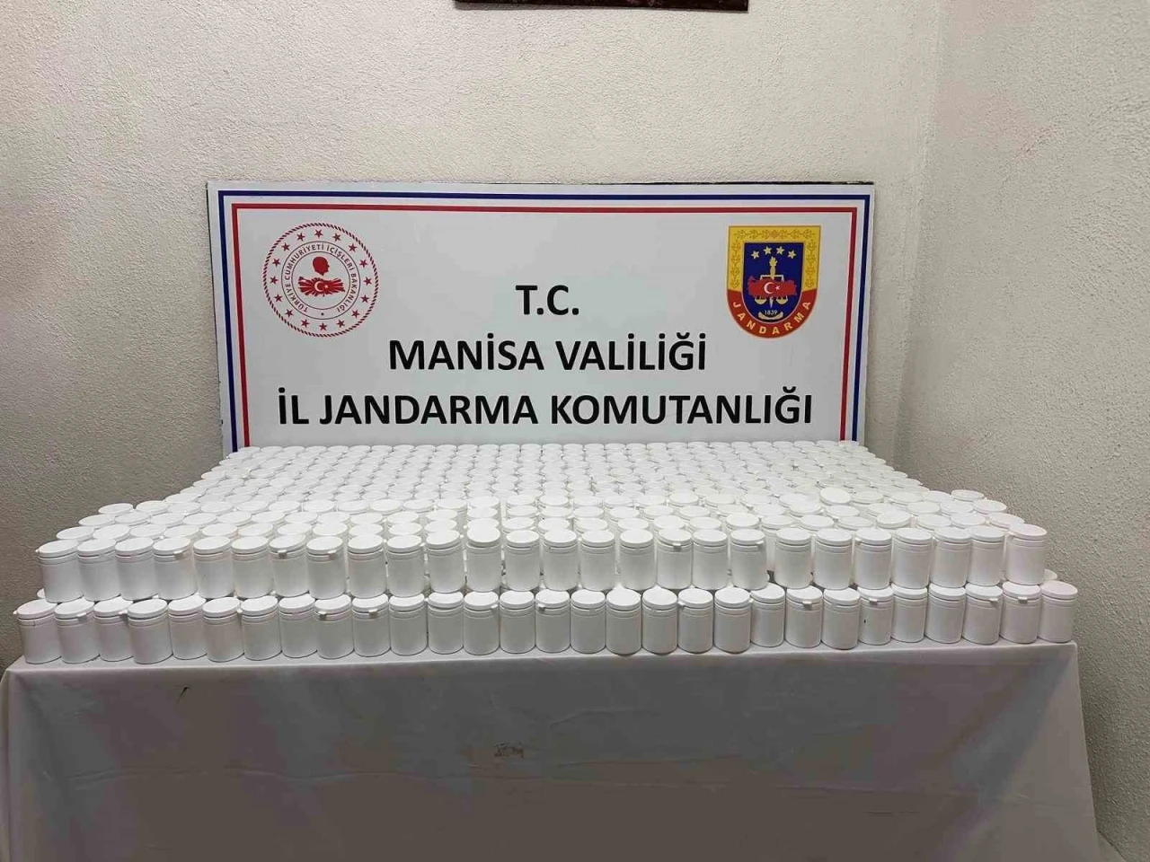 Manisa&rsquo;da jandarmadan su&ccedil; &ouml;rg&uuml;tlerine ve uyuşturucuya ağır darbe
