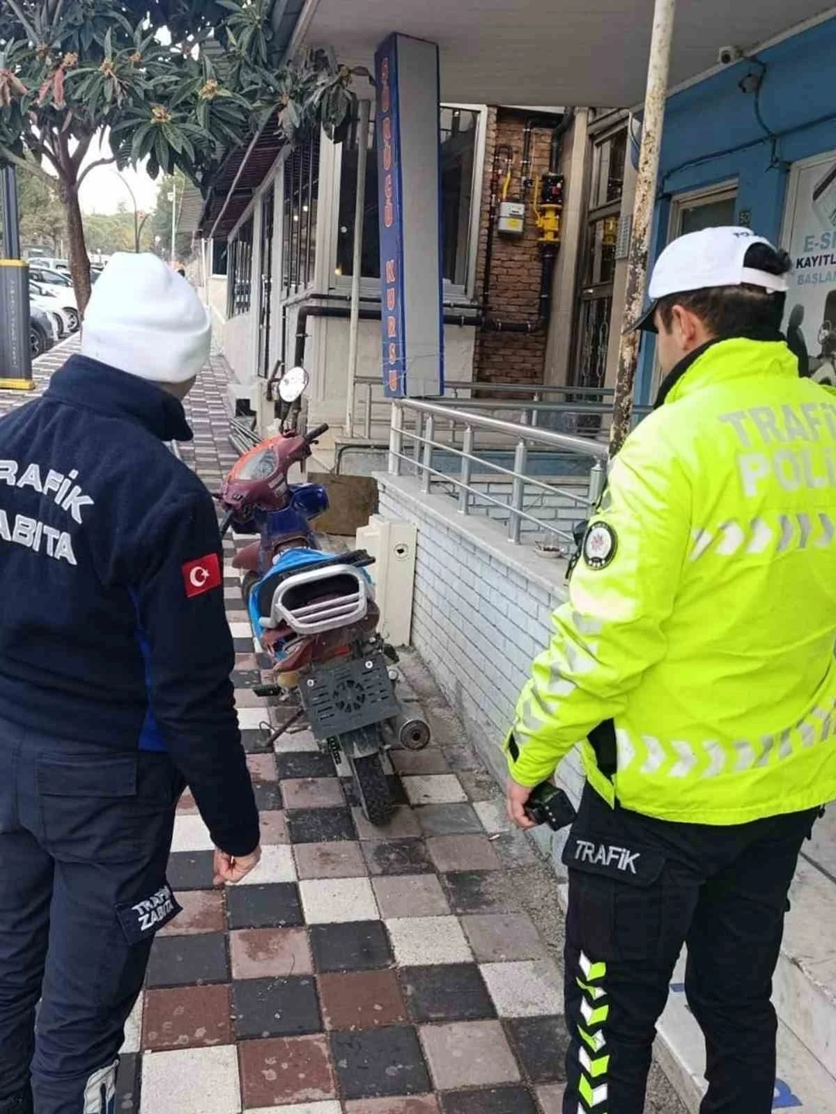 Manisa&rsquo;da kaldırımı işgal eden motosikletlilere ceza yağdı
