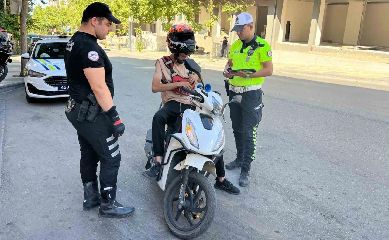 Manisa’da kurallara uymayan motosiklet sürücülerine ceza yağdı
