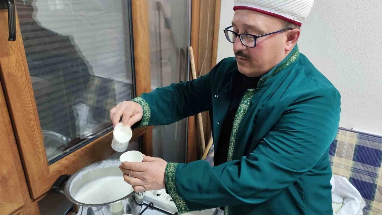 Manisa&rsquo;da Mira&ccedil; Kandili&rsquo;nde 663 yıllık camide 80 kilo s&uuml;t dağıtıldı
