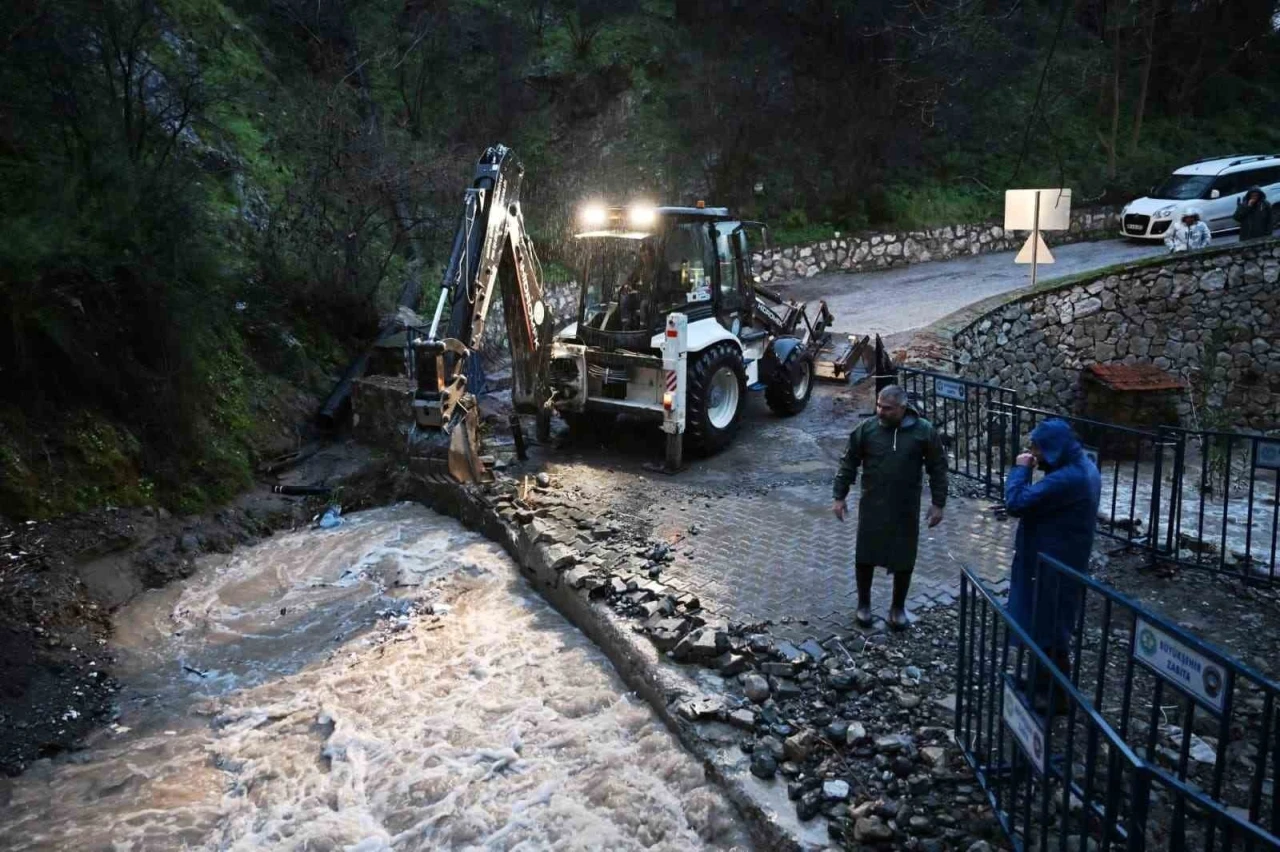 Manisa&rsquo;da muhtemel taşkınlara karşı ekipler seferber oldu
