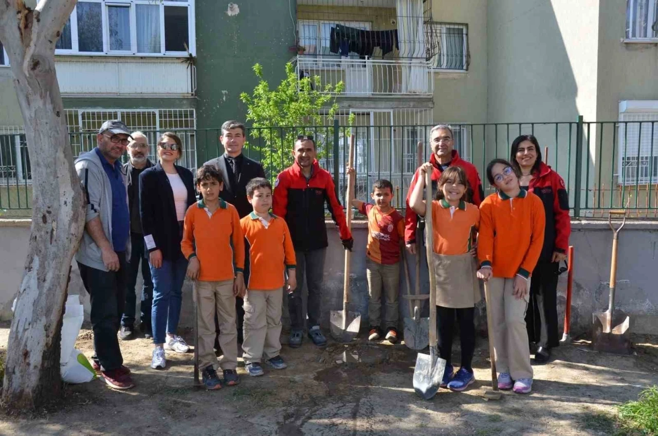 Manisa&rsquo;da okul bah&ccedil;eleri bağa d&ouml;n&uuml;ş&uuml;yor
