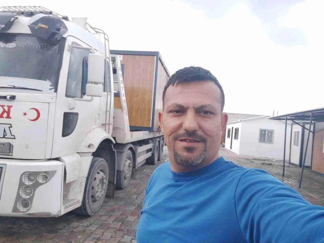 Manisa&rsquo;da otomobil elektrik direğine &ccedil;arptı: 1 &ouml;l&uuml;, 2 yaralı
