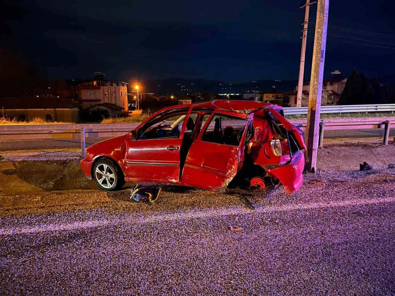 Manisa&rsquo;da otomobil elektrik direğine &ccedil;arptı: 2 &ouml;l&uuml;, 1 ağır yaralı
