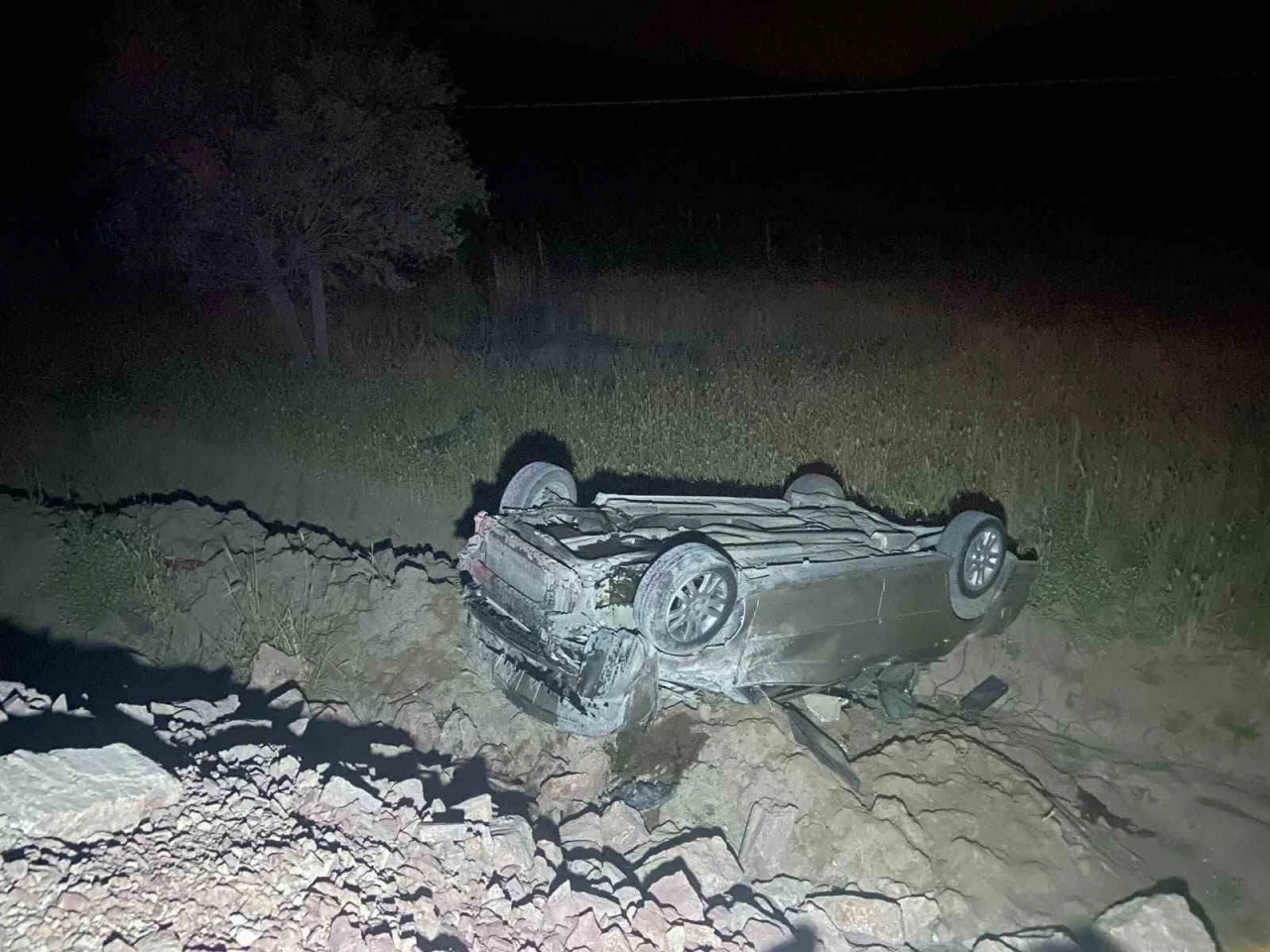 Manisa&rsquo;da otomobil şarampole u&ccedil;tu: 2 yaralı
