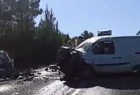 Manisa&rsquo;da otomobille hafif ticari ara&ccedil; &ccedil;arpıştı: 2 &ouml;l&uuml;, 3 yaralı
