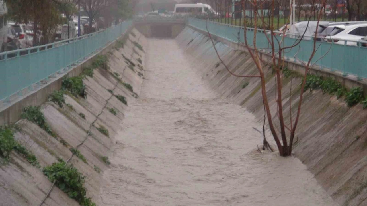Manisa&rsquo;da sağanak yağış etkili oluyor
