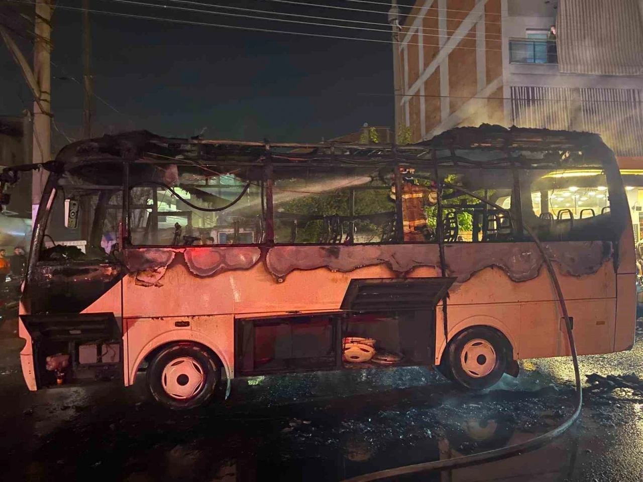 Manisa&rsquo;da servis otob&uuml;s&uuml; alev alev yandı
