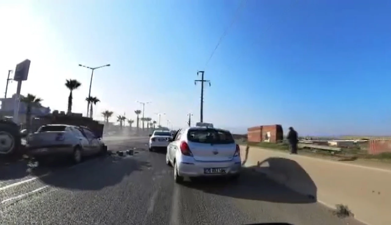 Manisa&rsquo;da trakt&ouml;rle otomobil &ccedil;arpıştı: 1 yaralı
