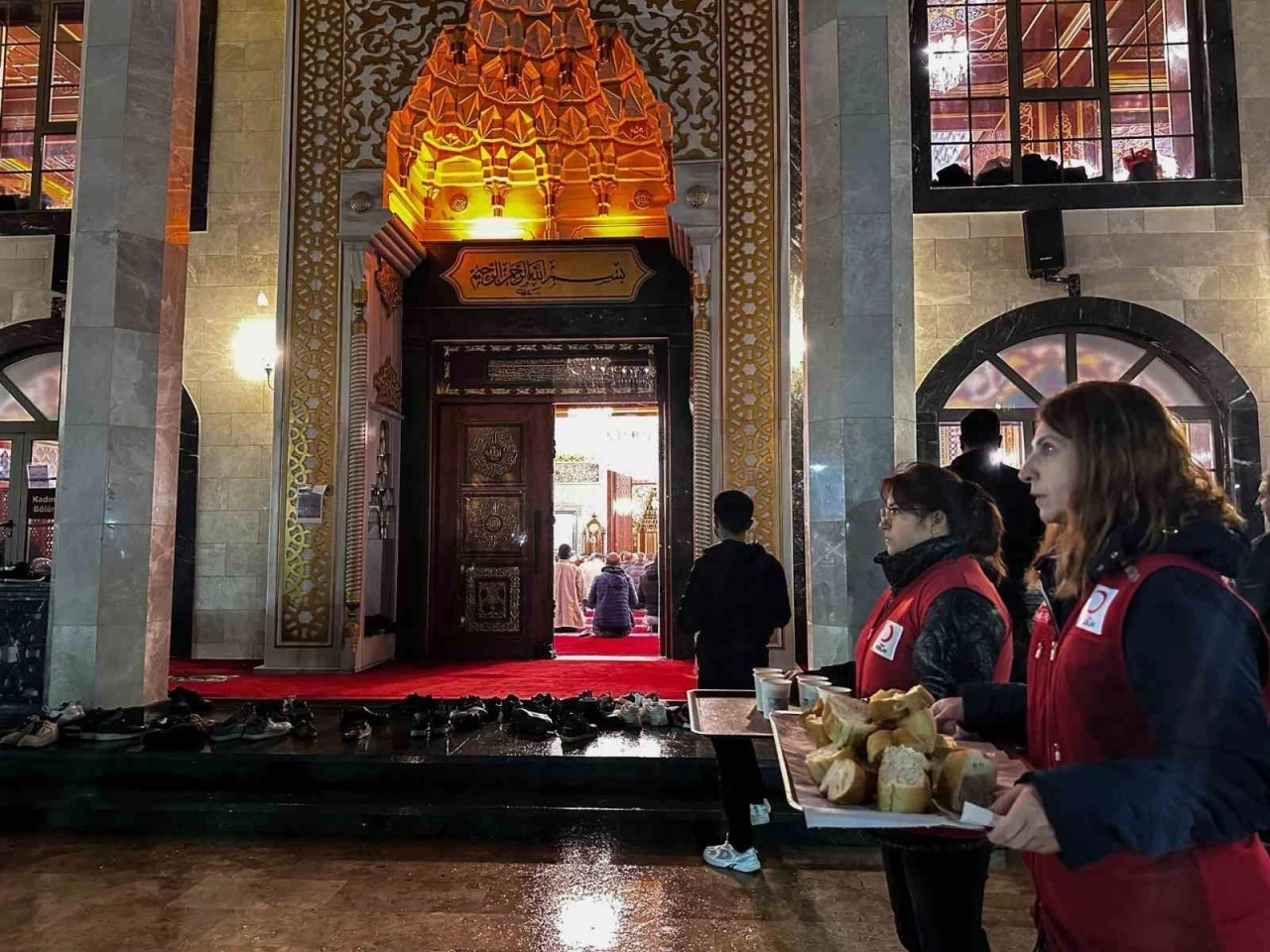 Manisa&rsquo;da T&uuml;rk Kızılay&rsquo;dan Regaip Kandili&rsquo;nde bin kişilik ikram
