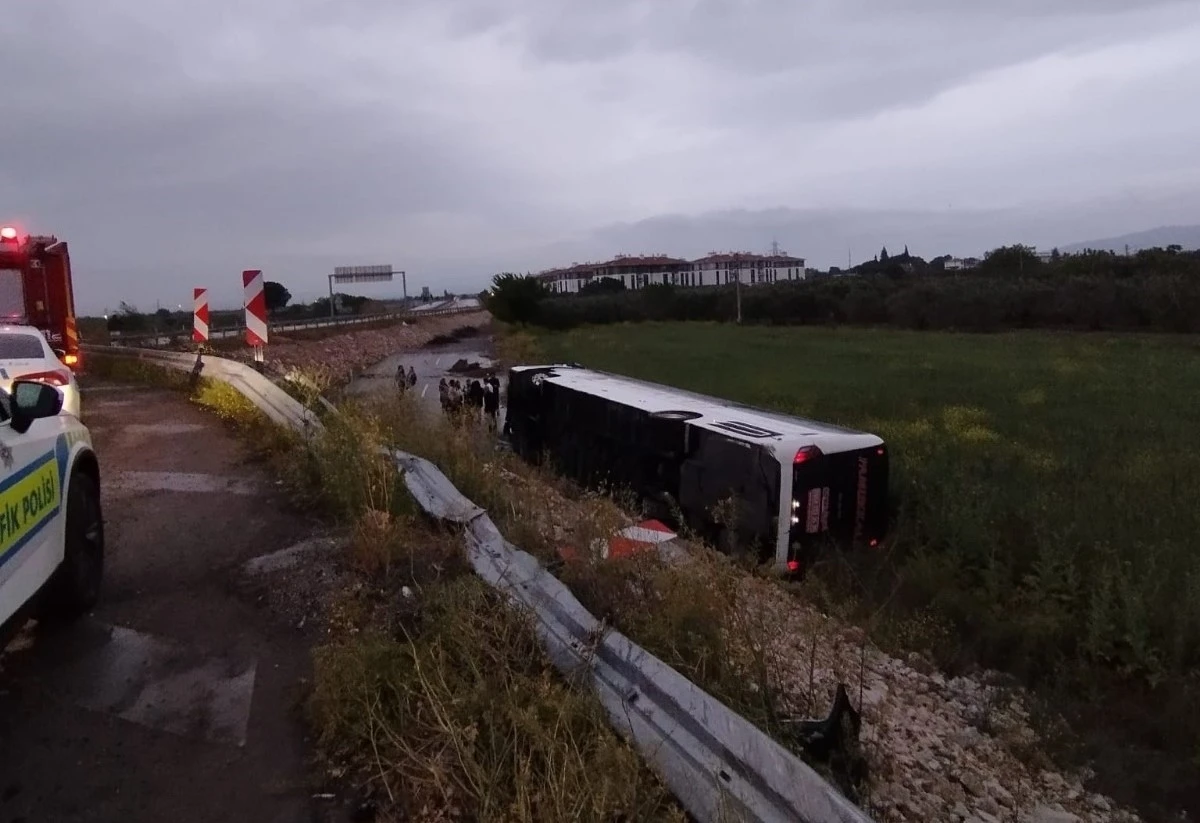 Manisa’da yolcu otobüsü şarampole yuvarlandı: 10 yaralı
