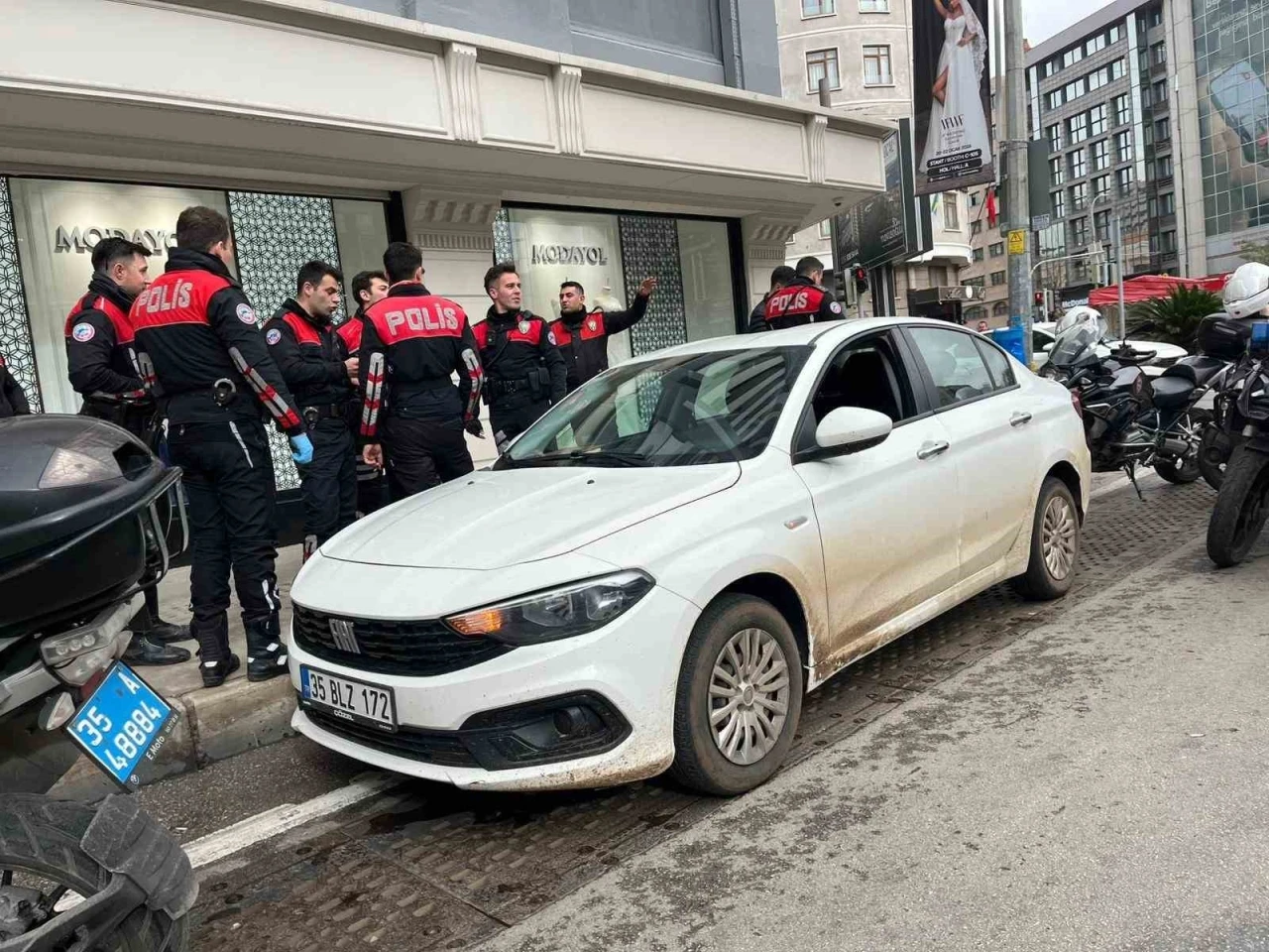 Manisa&rsquo;dan &ccedil;aldıkları altını İzmir&rsquo;de bozdurmak isteyen 2 ş&uuml;pheliden biri yakalandı
