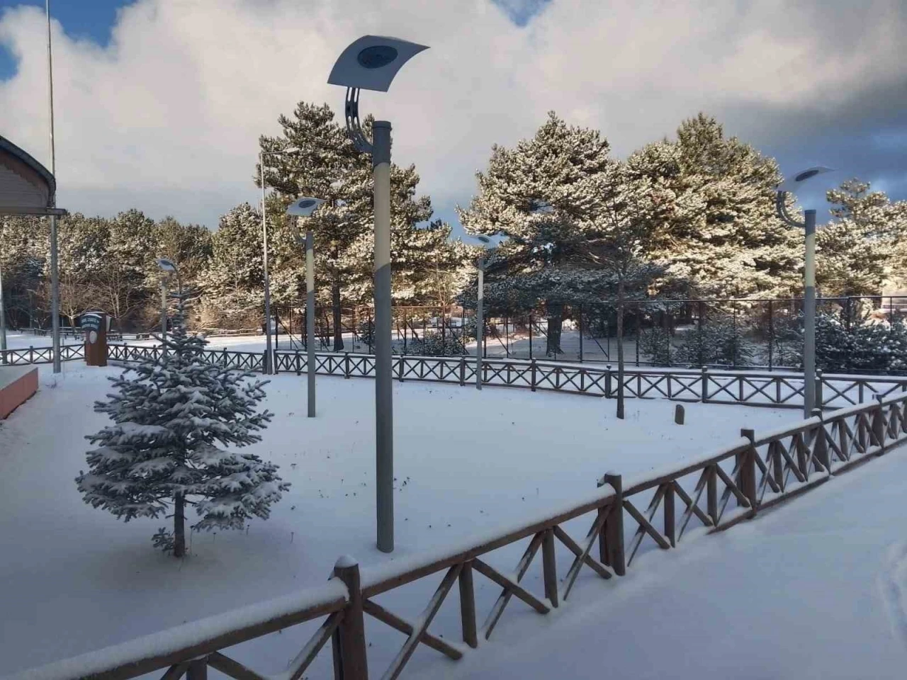 Manisa Spil Dağı Milli Parkı beyaza b&uuml;r&uuml;nd&uuml;
