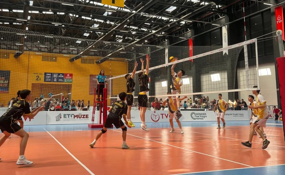 Manisa voleyboluna &ccedil;ifte şampiyona kontenjanı kazandırdılar
