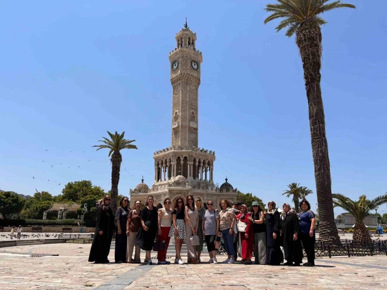 Manisalı kadınlar İzmir&rsquo;i gezdi
