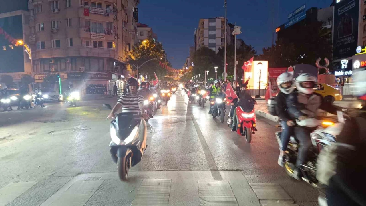 Manisalı motorculardan 19 Mayıs korteji
