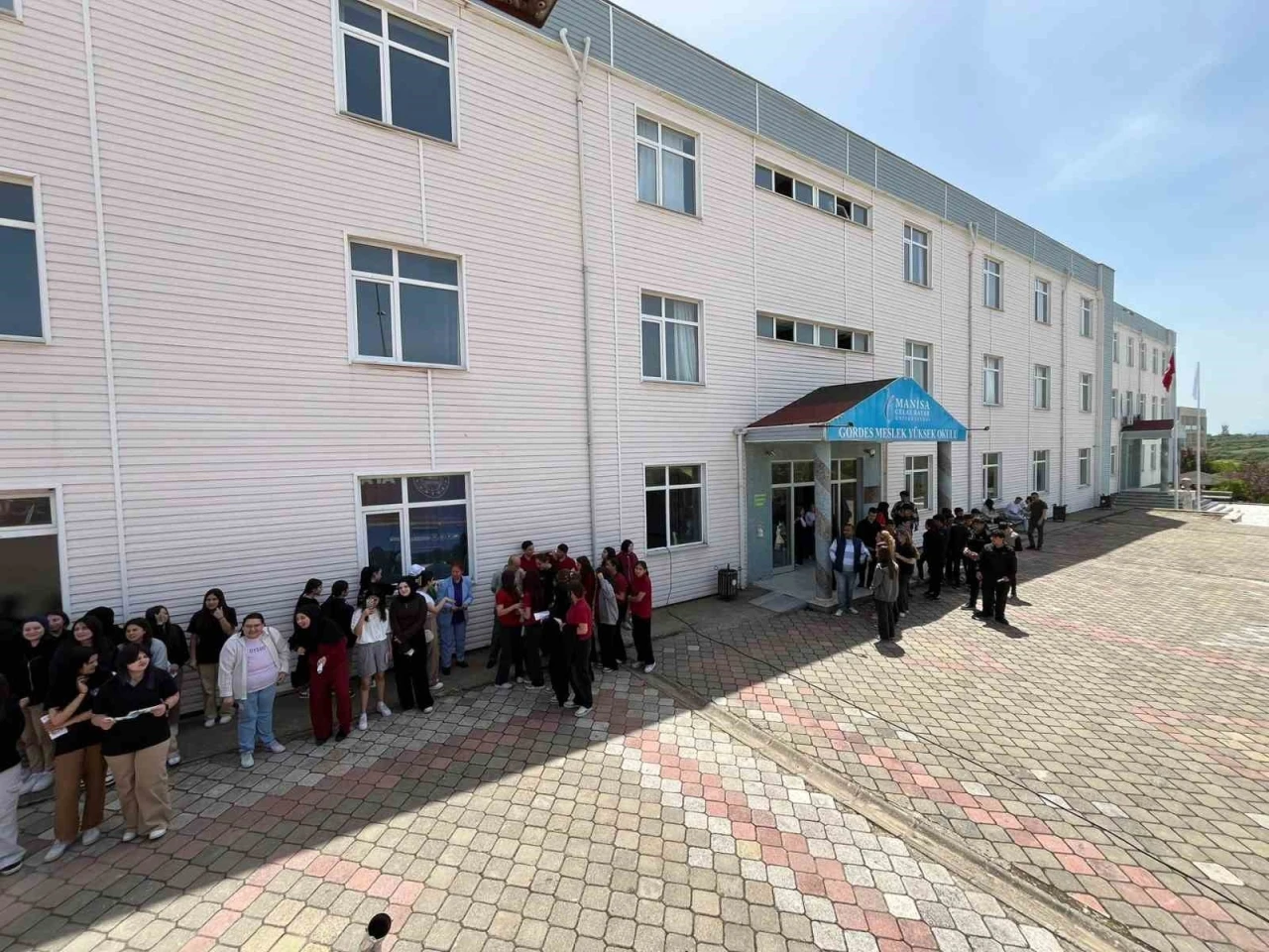 Manisalı &ouml;ğrenciler depremi yaşadı
