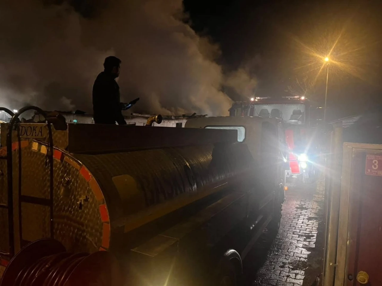 Manyas&rsquo;ta samanlık yangını s&ouml;nd&uuml;r&uuml;ld&uuml;
