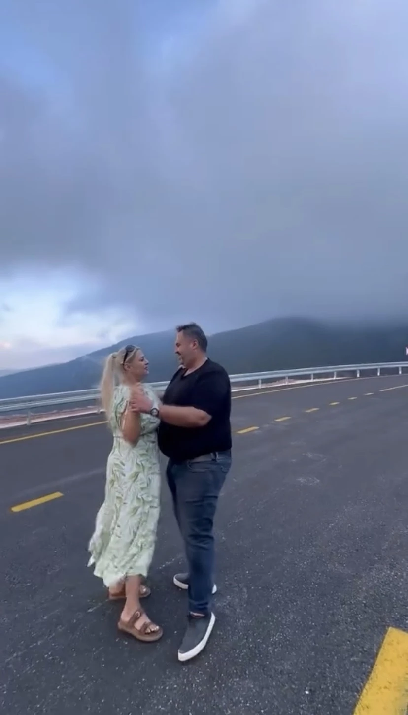 Manzarasıyla mest eden yolda ilgi odağı olan dans

