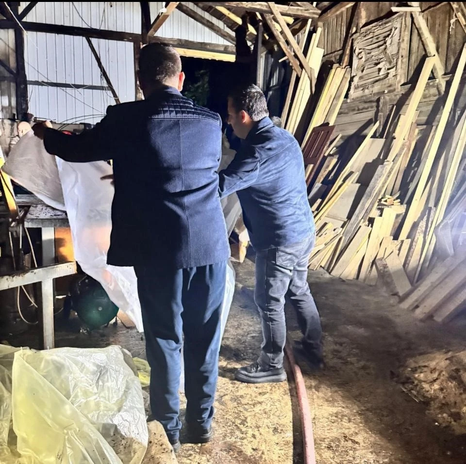 Marangoz atölyesinde çıkan yangın itfaiye ekiplerince söndürüldü
