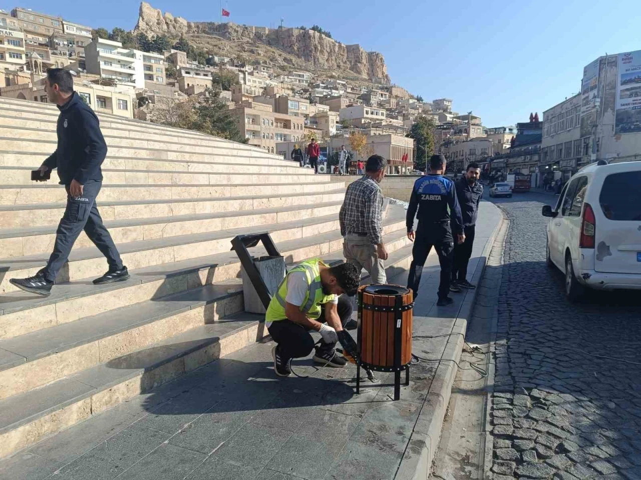 Mardin Büyükşehir Belediyesi Artuklu 1. Cadde’de çöp kovalarını yeniliyor
