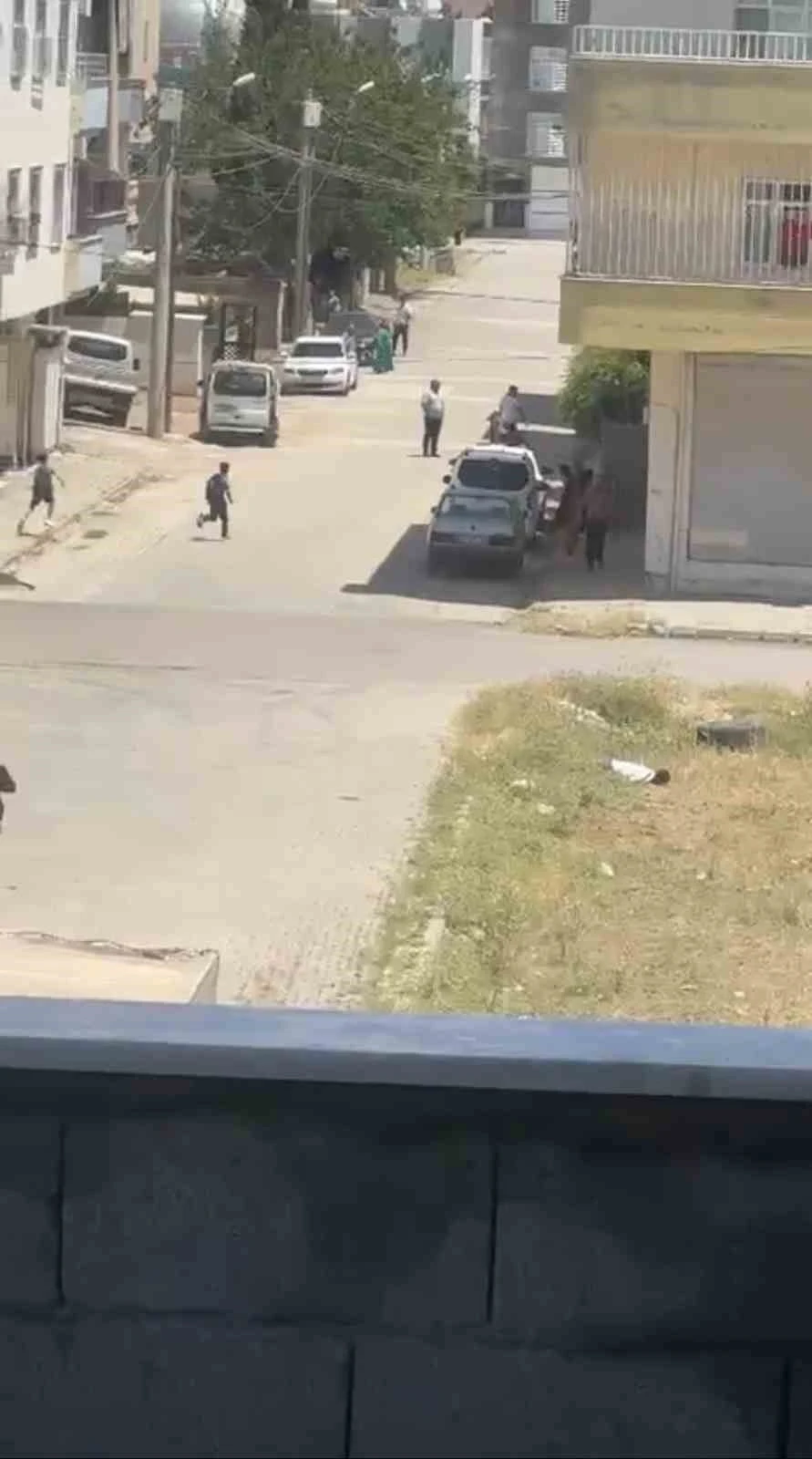 Mardin&rsquo;de 1 kişinin &ouml;ld&uuml;ğ&uuml; silahlı kavganın g&ouml;r&uuml;nt&uuml;leri ortaya &ccedil;ıktı
