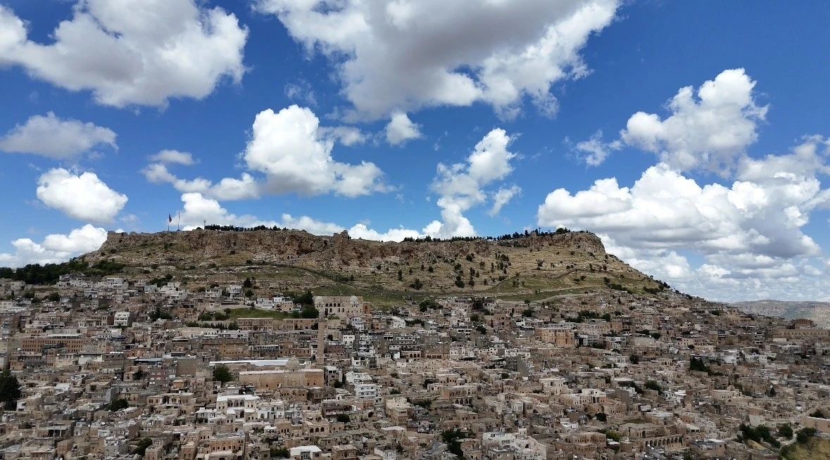 Mardin&rsquo;de 100 &ouml;ğrenciye 5 g&uuml;n &uuml;cretsiz otel konaklama desteği
