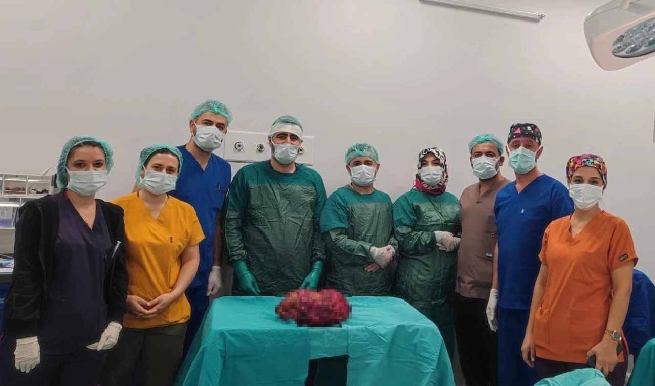 Mardin’de 6 kiloluk böbrek, ameliyatla alındı
