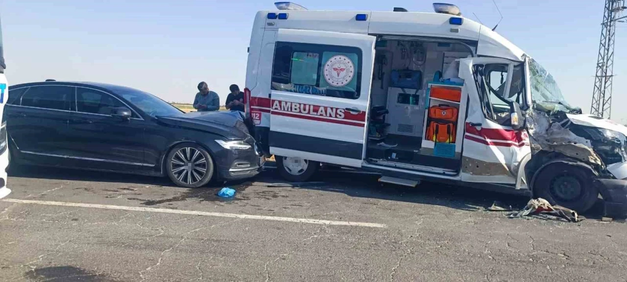 Mardin&rsquo;de ambulans, tır ve otomobilin karıştığı kazada 3 kişi yaralandı
