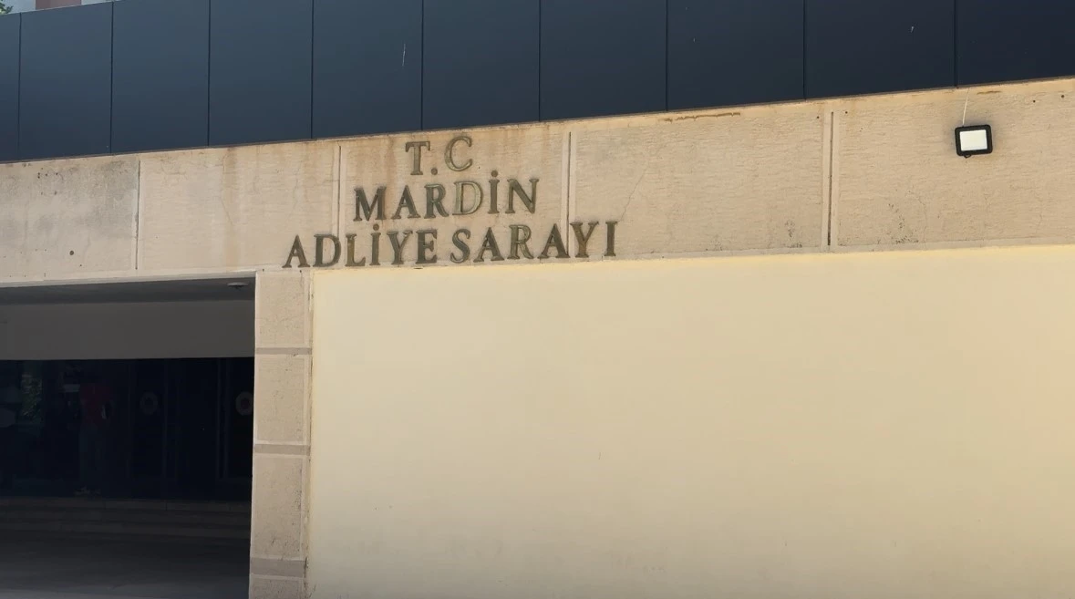 Mardin’de babasını patlayıcıyla öldürmek istediği öne sürülen sanığın yargılanması başladı
