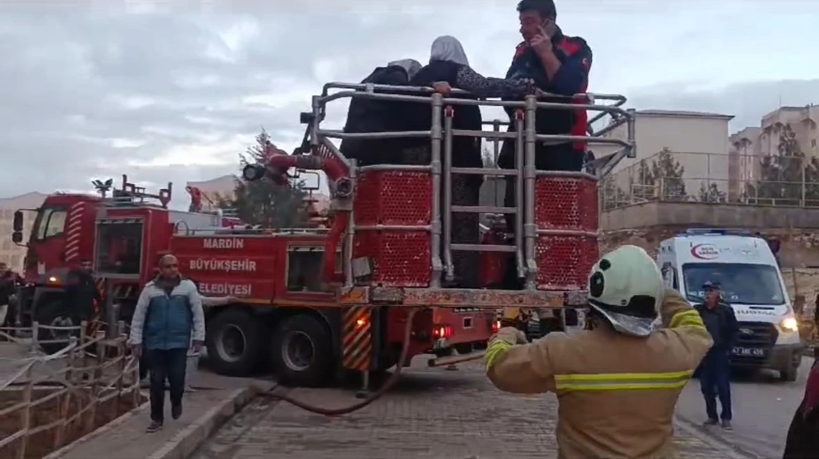 Mardin’de bir apartmanda çıkan yangında 5 kişi dumandan etkilendi