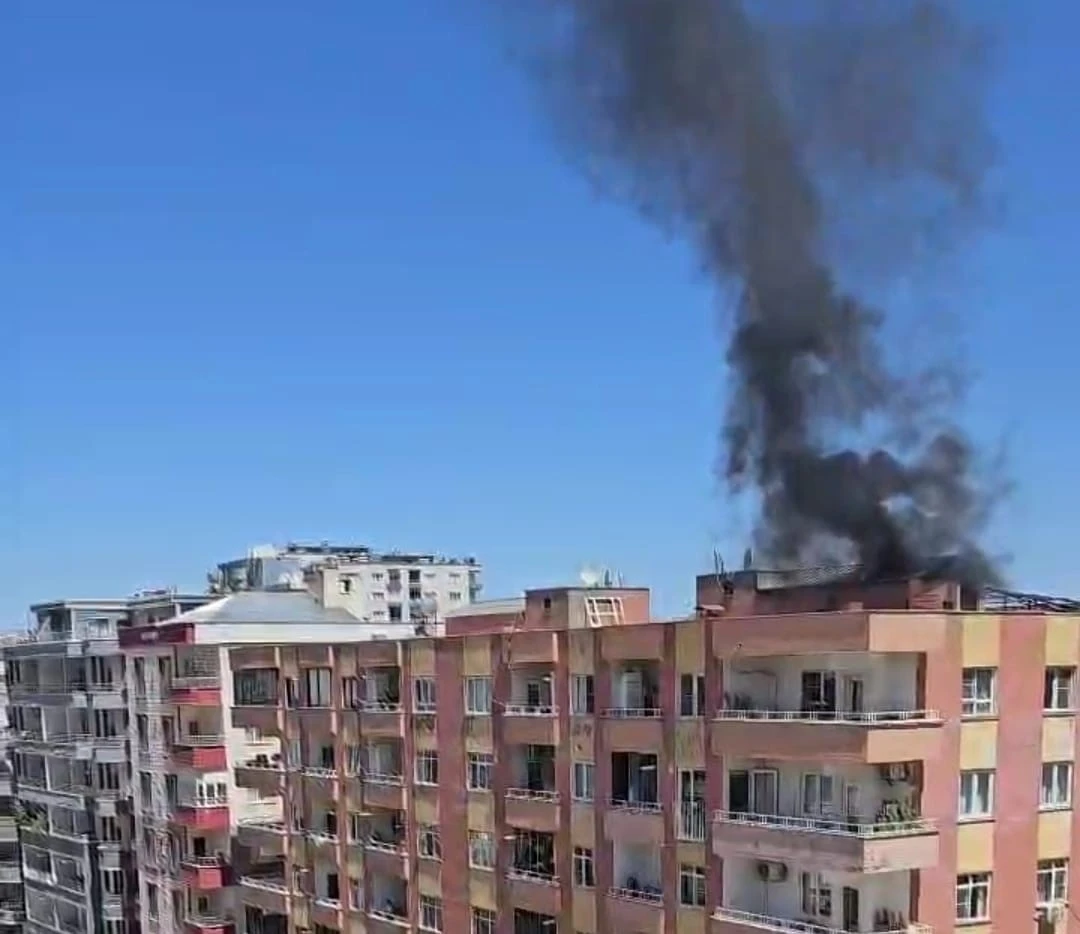 Mardin’de bir binanın çatısında çıkan yangın söndürüldü
