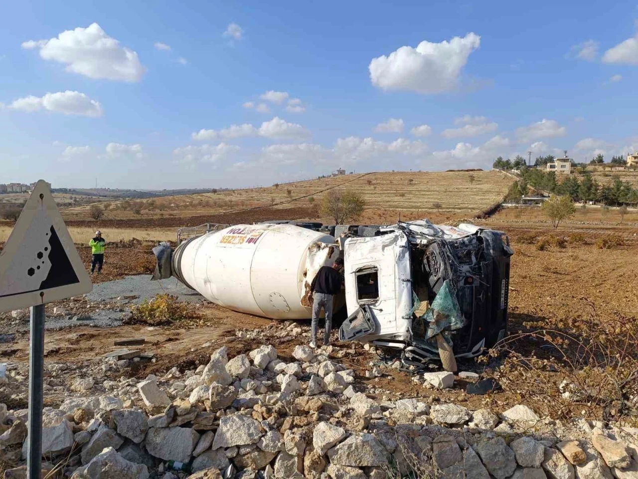 Mardin’de devrilen beton mikserinin sürücüsü yaralandı
