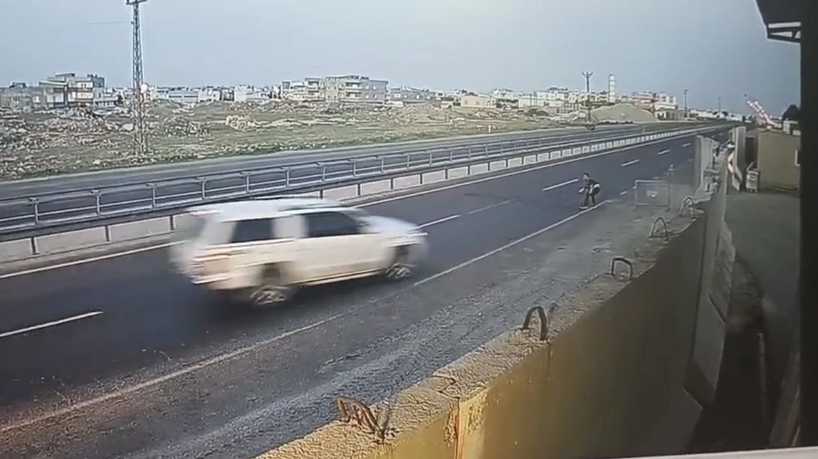 Mardin’de ‘dur’ ihtarına uymayan sürücünün polise çarpıp kaçtığı anlar kamerada