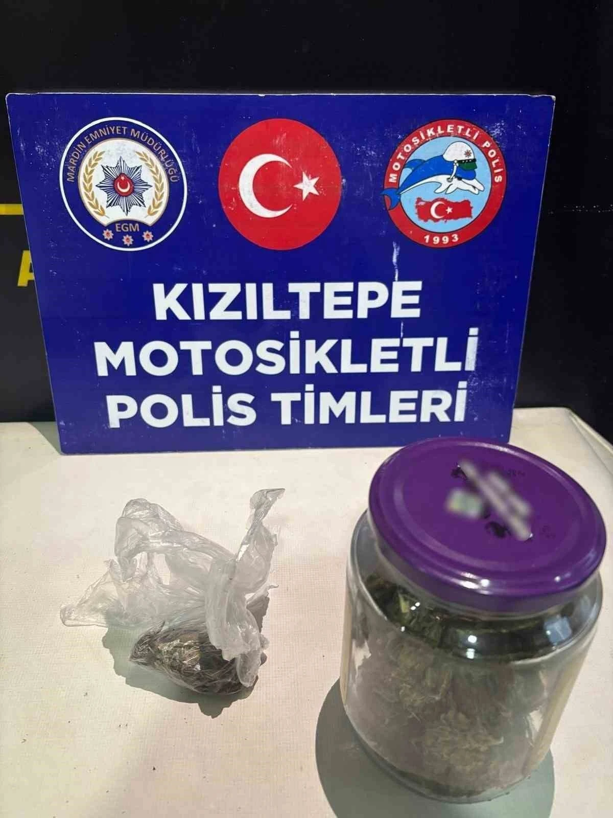 Mardin&rsquo;de durdurulan ara&ccedil;ta esrar ele ge&ccedil;irildi
