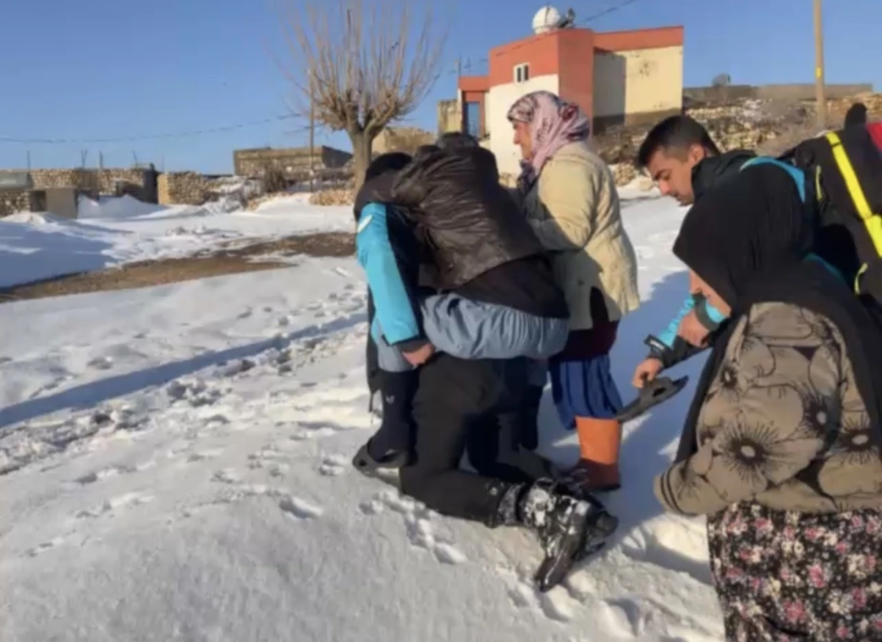 Mardin&rsquo;de fedakar sağlık personeli: 84 yaşındaki hastayı sırtında taşıdı
