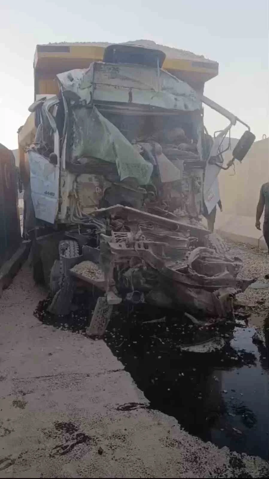 Mardin’de freni patlayan kamyon, hafriyat kamyonuna çarptı: 1 ölü