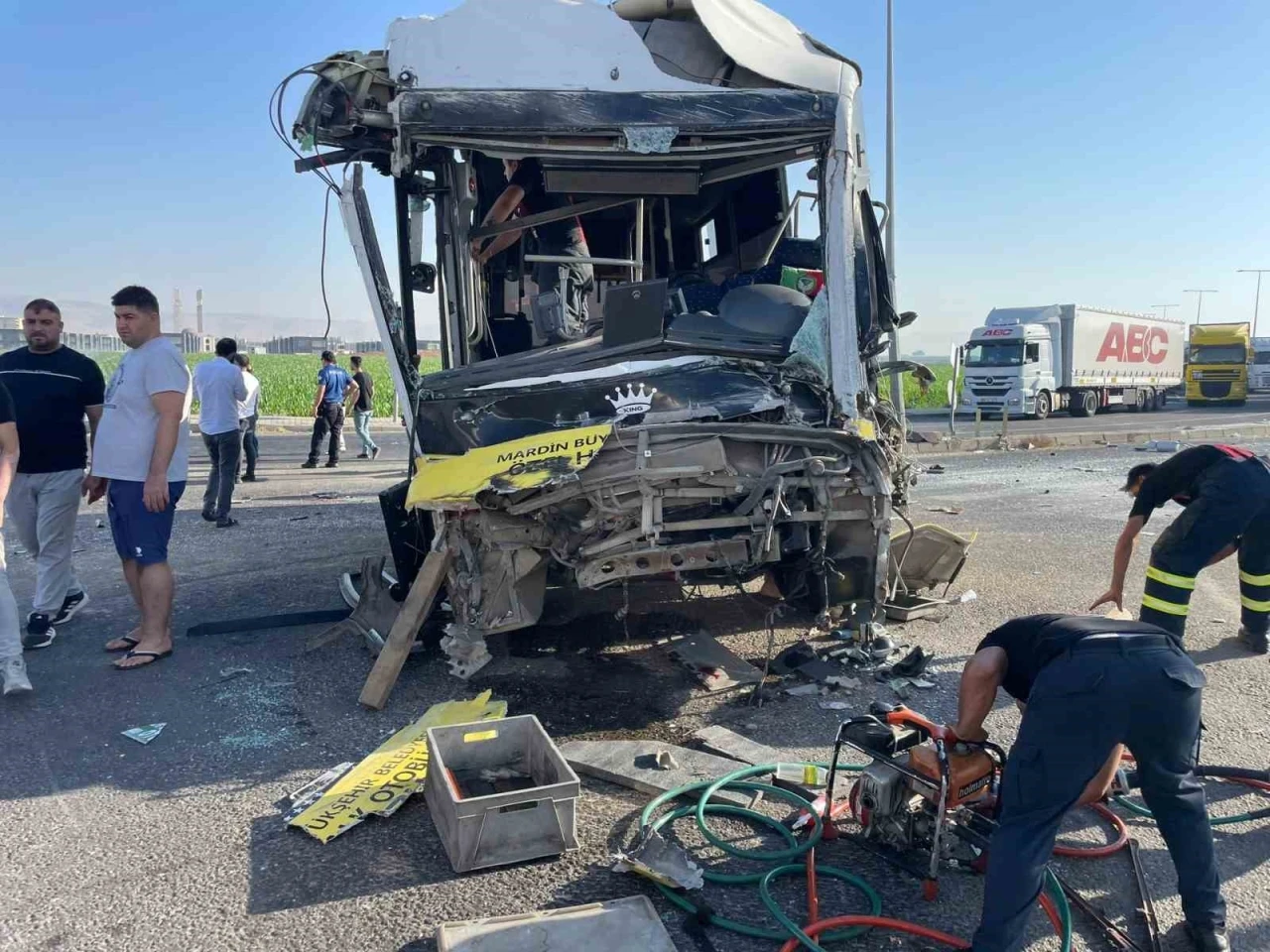 Mardin’de halk otobüsü ile tır çarpıştı: 11 yaralı

