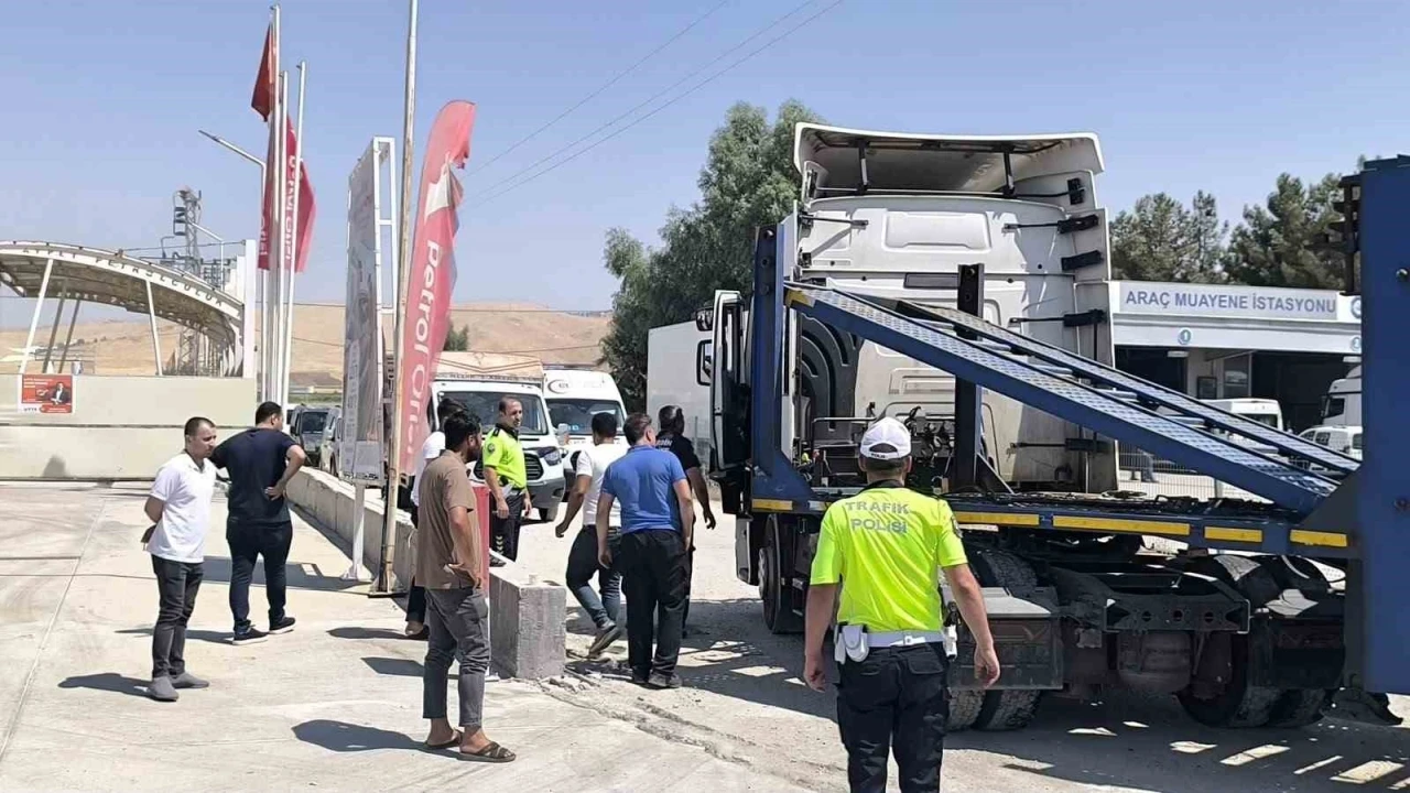 Mardin&rsquo;de iki tır &ccedil;arpıştı: 1 yaralı
