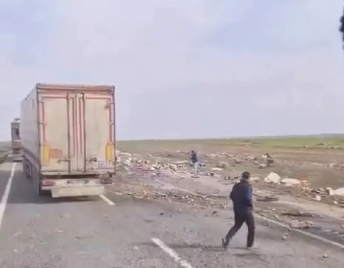 Mardin&rsquo;de iki tır &ccedil;arpıştı: 2 yaralı
