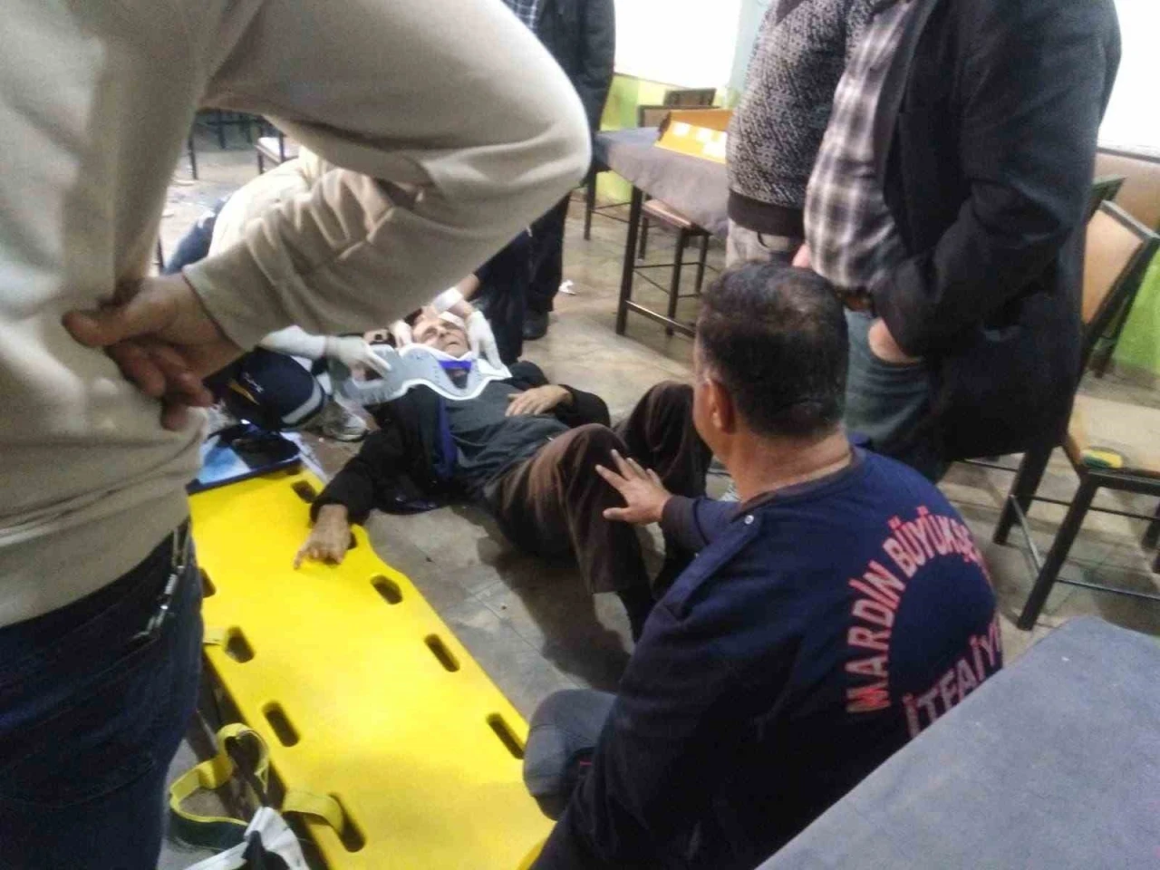 Mardin&rsquo;de kıraathanede tavan &ccedil;&ouml;kt&uuml;: 2 yaralı
