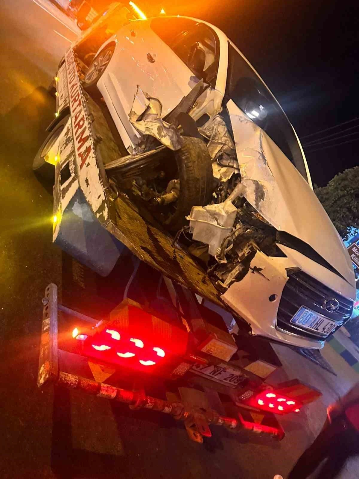 Mardin’de otomobil direğe çarptı: 2 yaralı
