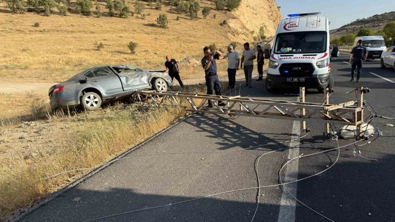 Mardin’de otomobil elektrik direğine çarptı: 3 yaralı
